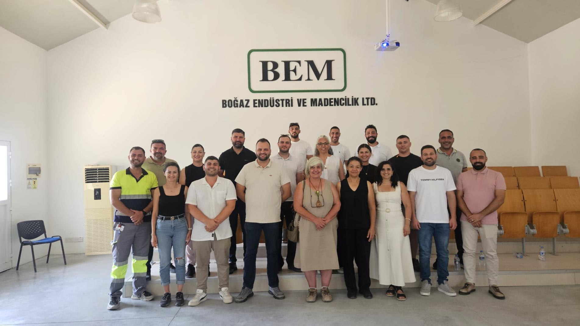 KTMMOB İnşaat Mühendisleri Odası, İSG Komitesi’nin sektör paydaşlarıyla ortak gerçekleştirdiği farkındalık eğitimlerinin ilki olan “Acil Durum ve Çimentonun Çalışan Sağlığına Etkileri” eğitimi yapıldı.